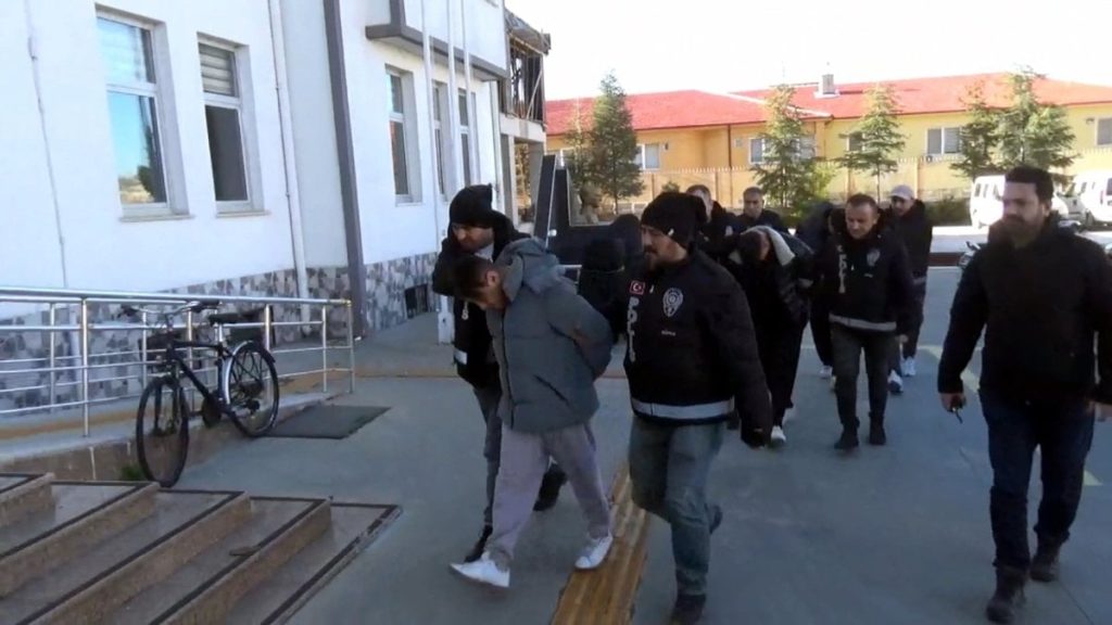 Kırıkkale’de kendilerini savcı olarak tanıtıp onlarca altın dolandırdılar: 3 tutuklama