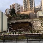 Kocaeli’de 10 metrelik istinat duvarı okul bahçesine devrildi: O anlar kamerada