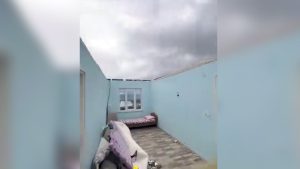 Kocaeli’de şiddetli rüzgarın bir evin çatısını tamamen yerinden söktü