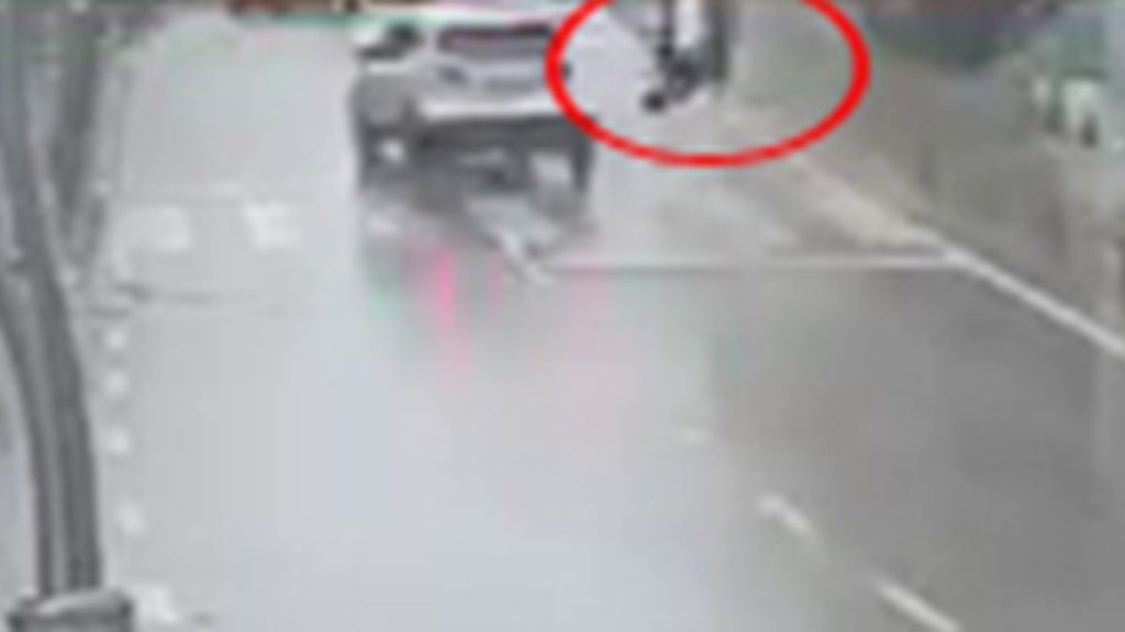 Kocaeli’de yaya geçidinde otomobilin çarptığı kadın ağır yaralandı