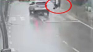 Kocaeli’de yaya geçidinde otomobilin çarptığı kadın ağır yaralandı