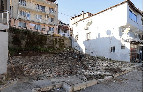 Konak’ta metruk bina yıkımları sürüyor
