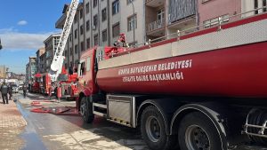 Konya’da apartmanın çatısında çıkan yangın korkuttu