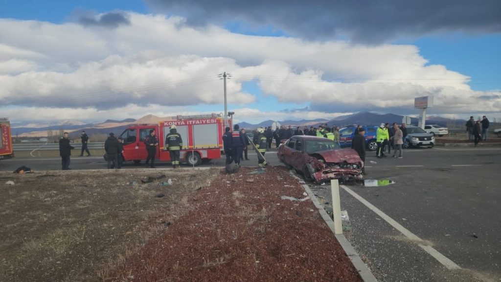 Konya’da iki otomobil kavşakta çarpıştı: 1 ölü, 1 yaralı