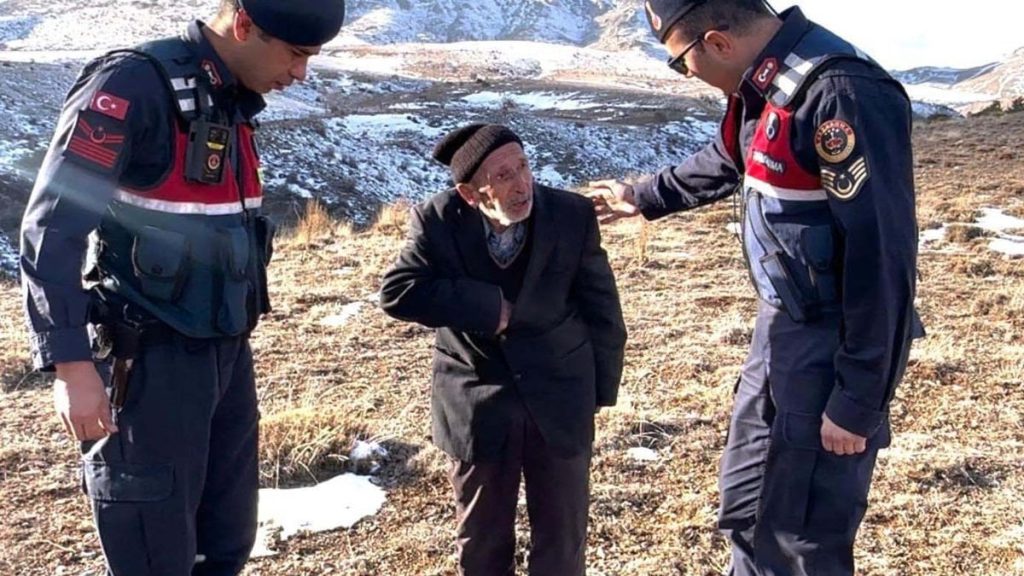 Konya’da jandarmanın bulduğu yaşlı adam “ayaklarım çamur” diyerek ekip aracına binmek istemedi