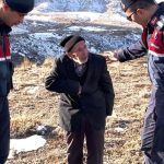 Konya’da jandarmanın bulduğu yaşlı adam “ayaklarım çamur” diyerek ekip aracına binmek istemedi