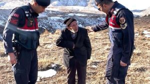 Konya’da jandarmanın bulduğu yaşlı adam “ayaklarım çamur” diyerek ekip aracına binmek istemedi