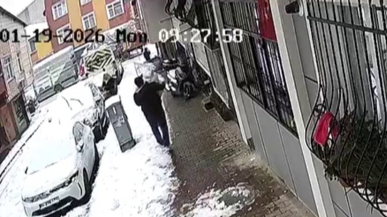 Küçükçekmece’de çocukların kardan adamını alıp götürdü