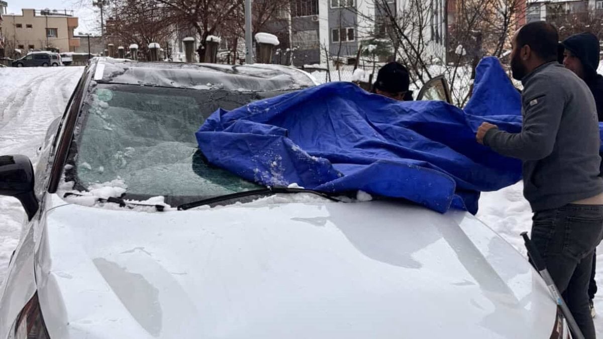 Kurtalan’da çatıdan düşen kar otomobili hurdaya çevirdi