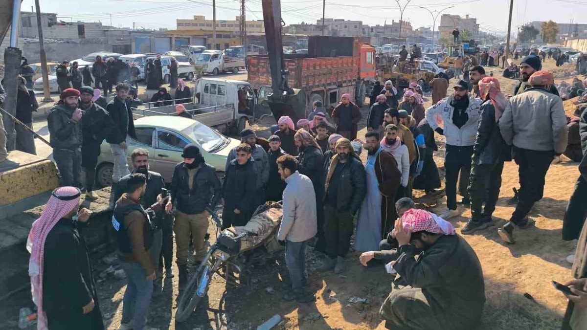 Kurtarılan Aktan Hapishanesi önünde Suriyeli aileler sevdiklerini arıyor