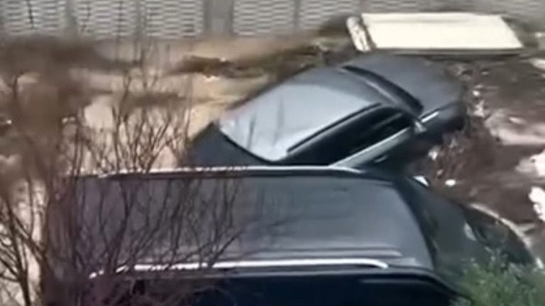 Kuşadası’nda yarım saatlik sağanak sele dönüştü: Araçlar sulara kapıldı