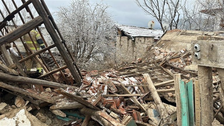 Kütahya’da kerpiç ev yıkıldı