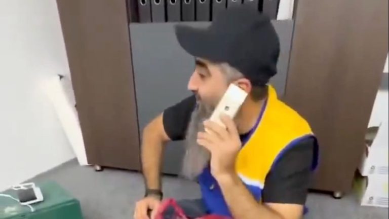 Libya’da bir telefoncunun Nokia siparişi 16 yıl sonra teslim edildi