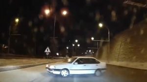 Malatya’da makas atan otomobil refüje çarptı