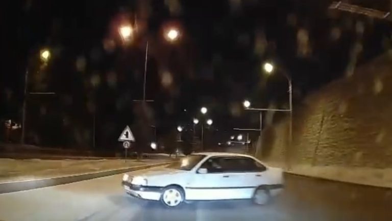 Malatya’da makas atan otomobil refüje çarptı