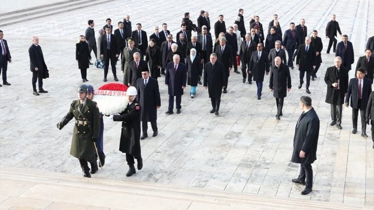 Malezya Başbakanı Enver İbrahim, Anıtkabir’i ziyaret etti