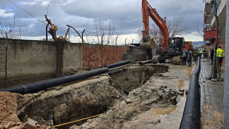 Manisa’da altyapı kazısında göçük: 1 işçi yaralandı