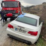 Manisa’da kaza yapan otomobilde göğsünden vurulmuş ceset bulundu