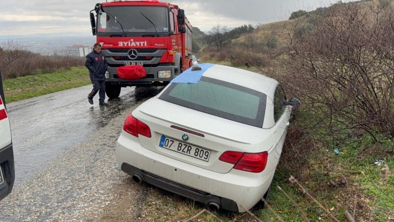Manisa’da kaza yapan otomobilde göğsünden vurulmuş ceset bulundu