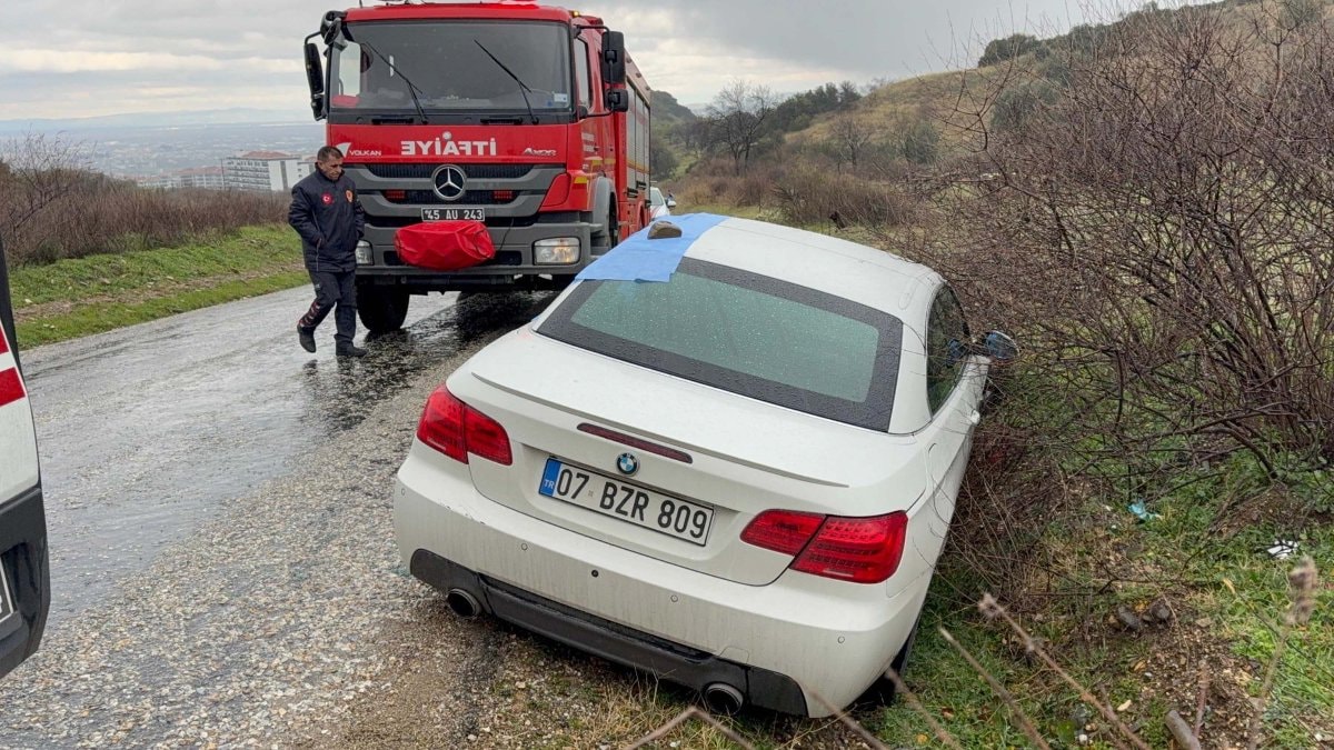 Manisa’da kaza yapan otomobilde göğsünden vurulmuş ceset bulundu