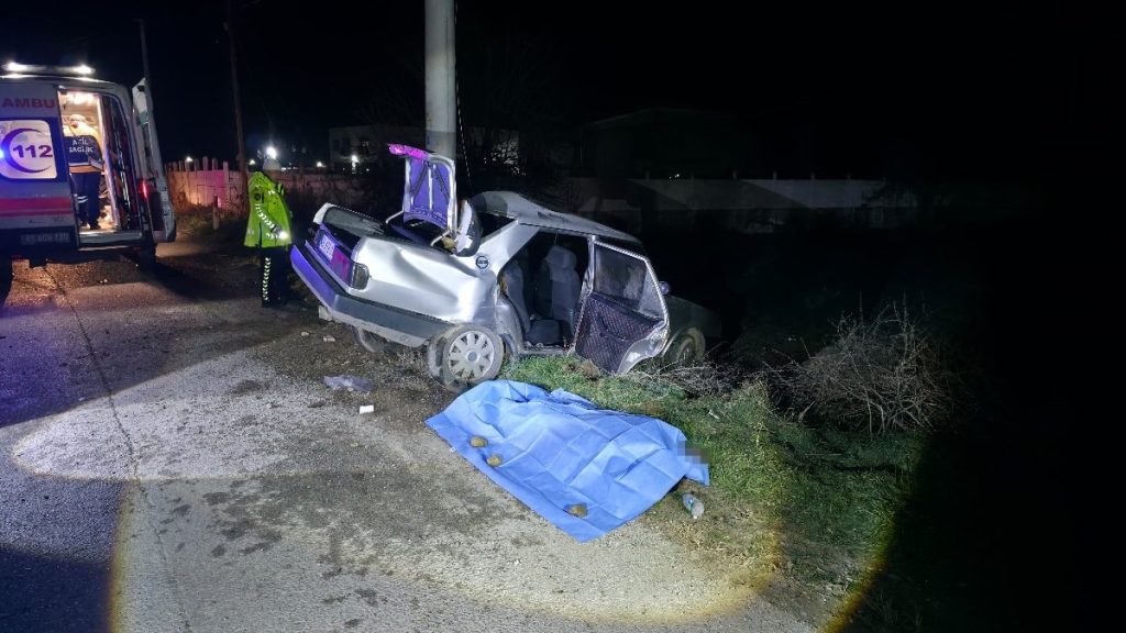 Manisa’da otomobilin elektrik direğine çarptığı kazada 1 kişi hayatını kaybetti