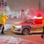 Mardin’de polis ekipleri ile çocukların kar topu savaşı kamerada