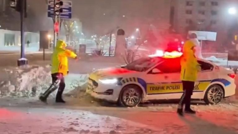 Mardin’de polis ekipleri ile çocukların kar topu savaşı kamerada