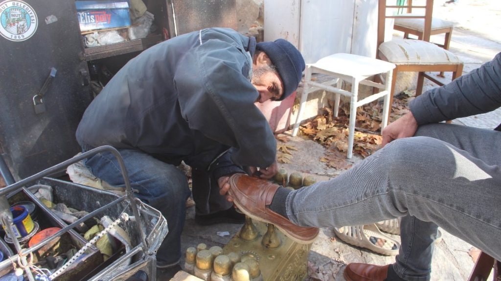 Mersin’de 67 yaşındaki boyacının ekmek mücadelesi