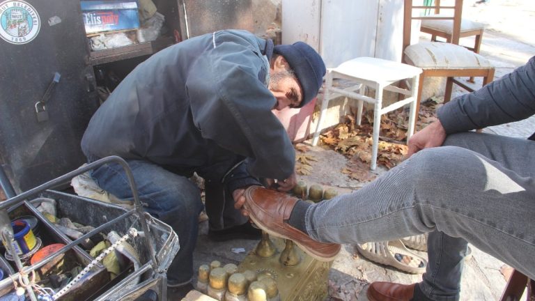 Mersin’de 67 yaşındaki boyacının ekmek mücadelesi