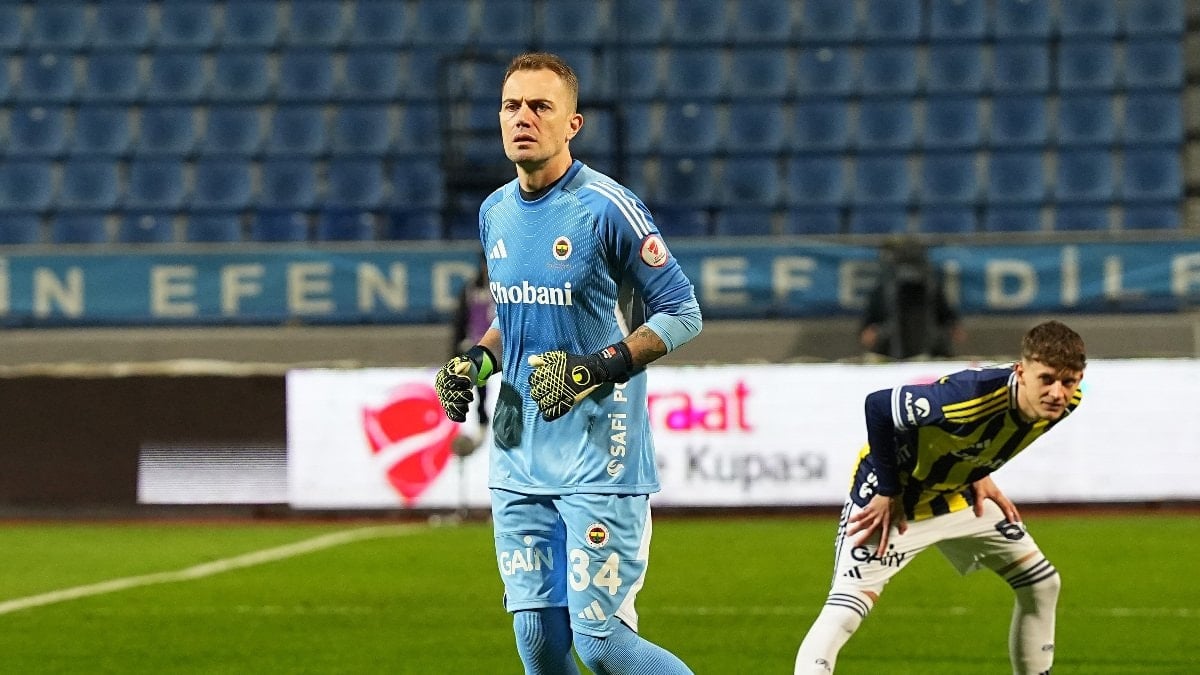 Mert Günok, Fenerbahçe’de eldiveni aldı