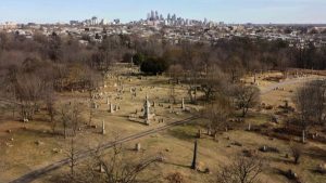 Mezarları tahrip etmekle suçlanan adamın evinde yüzden fazla kafatası bulundu