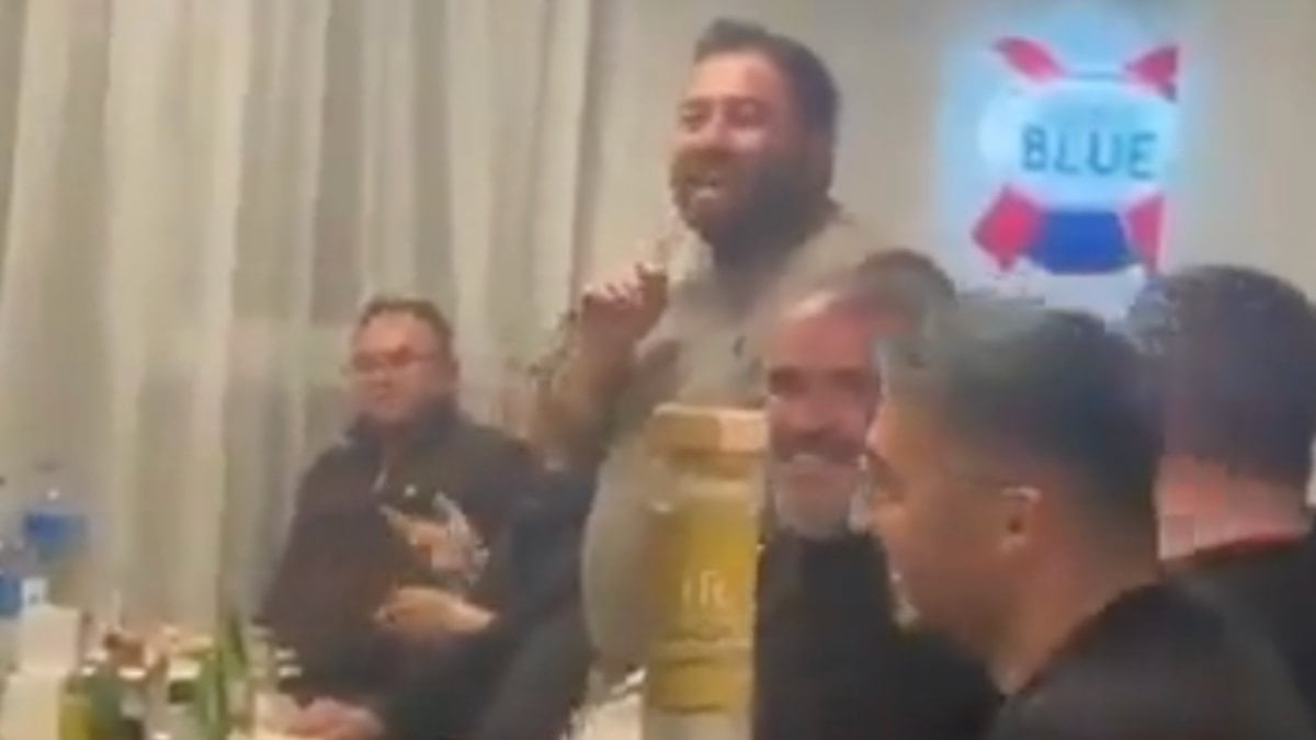 MHP duyurdu: Rakı masasında sela okutan belediye meclis üyesi ihraç edildi