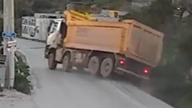 Muğla’da hafriyat kamyonu devrildi: 1 yaralı