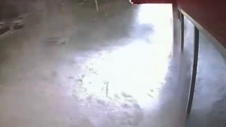 Muş’ta 6 katlı binanın çatısından kar kütlesi düştü: 1 yaralı