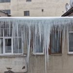 Muş’ta çatılarda oluşan dev buz sarkıtları korkuya neden oldu