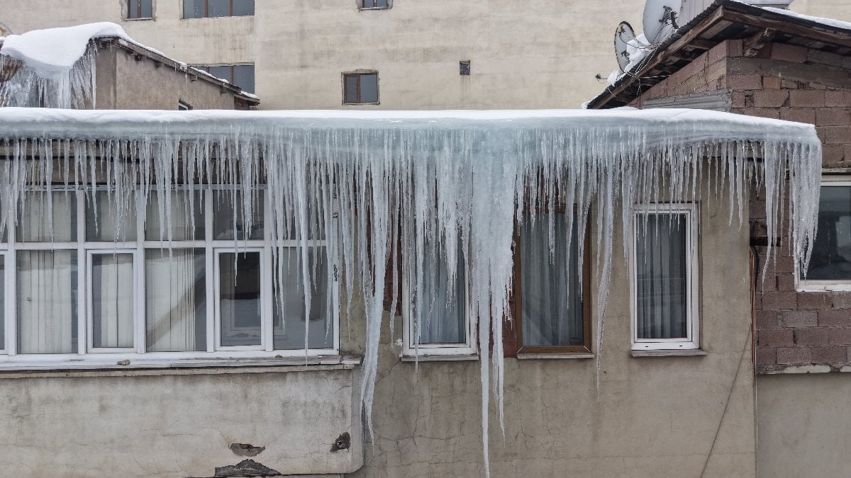 Muş’ta çatılarda oluşan dev buz sarkıtları korkuya neden oldu