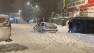 Muş’ta kar ve buz trafiği kilitledi