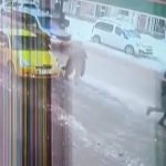 Muş’ta trafikte sıkışan taksici, havale geçiren çocuğu kucağında hastaneye yetiştirdi