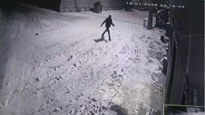 Nevşehir’de bir vatandaş bahçesine giren kurtları sıcak suyla püskürttü