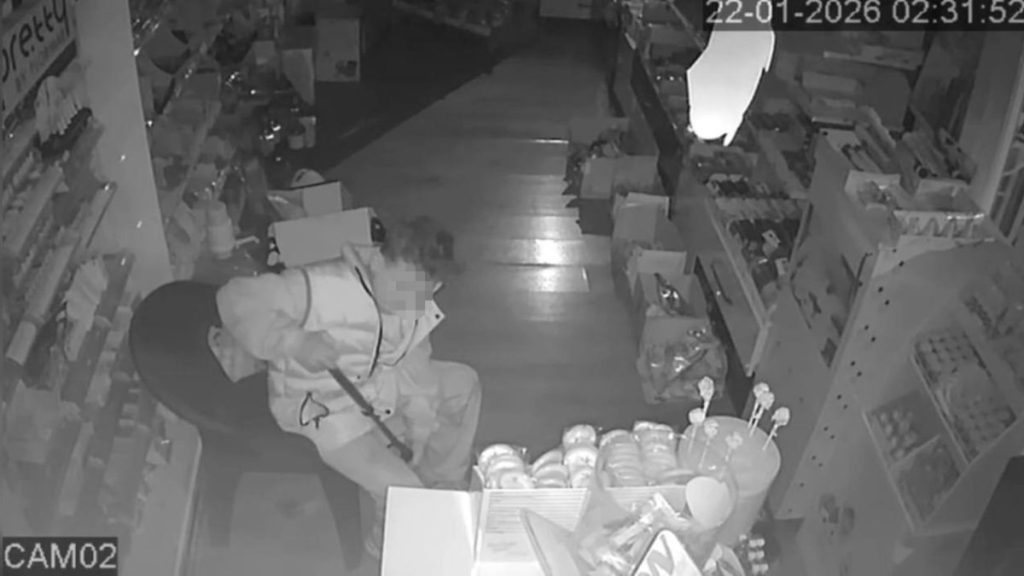 Osmaniye’de büfeye giren çocuğa esnaftan örnek hoşgörü