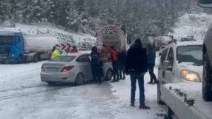 Osmaniye’de kar ve buzlanma: 5 araç birbirine girdi