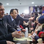 Özgür Özel, cuma namazının ardından vatandaşlara hayır yemeği dağıttı