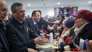 Özgür Özel, cuma namazının ardından vatandaşlara hayır yemeği dağıttı