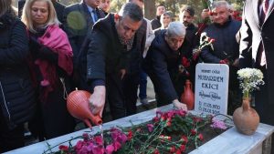 Özgür Özel, Manisa’da kabir ziyareti yapıp mezarlara su döktü