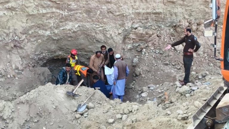 Pakistan’da yasa dışı altın madeninde çöktü: 8 ölü