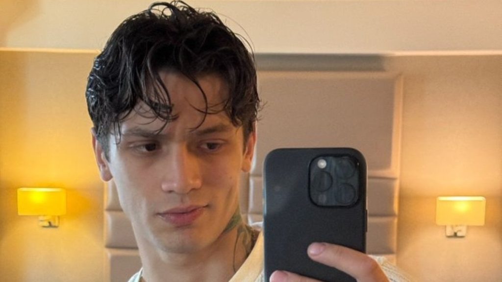 Rapçi Çakal’ın konser görüntüsü olay oldu! Hayranını kulise çağırdı