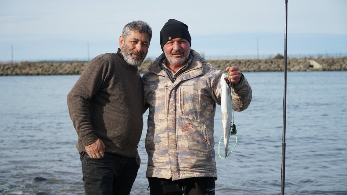 Rize’de balık kafesinin patladığını duyanlar kıyıya akın etti