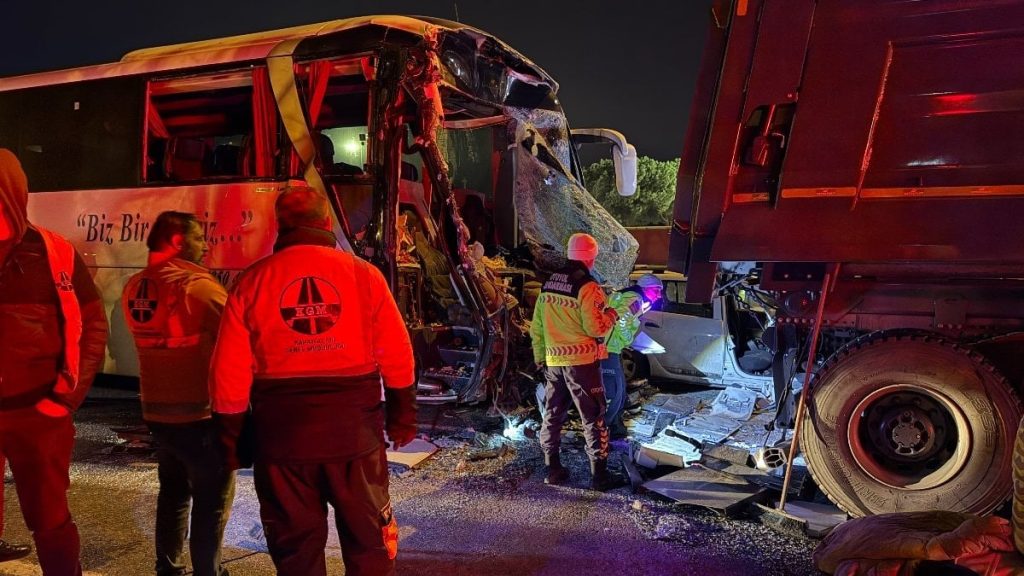 Sakarya TEM Otoyolu’nda yaşanan zincirleme kazada 1 kişi hayatını kaybetti