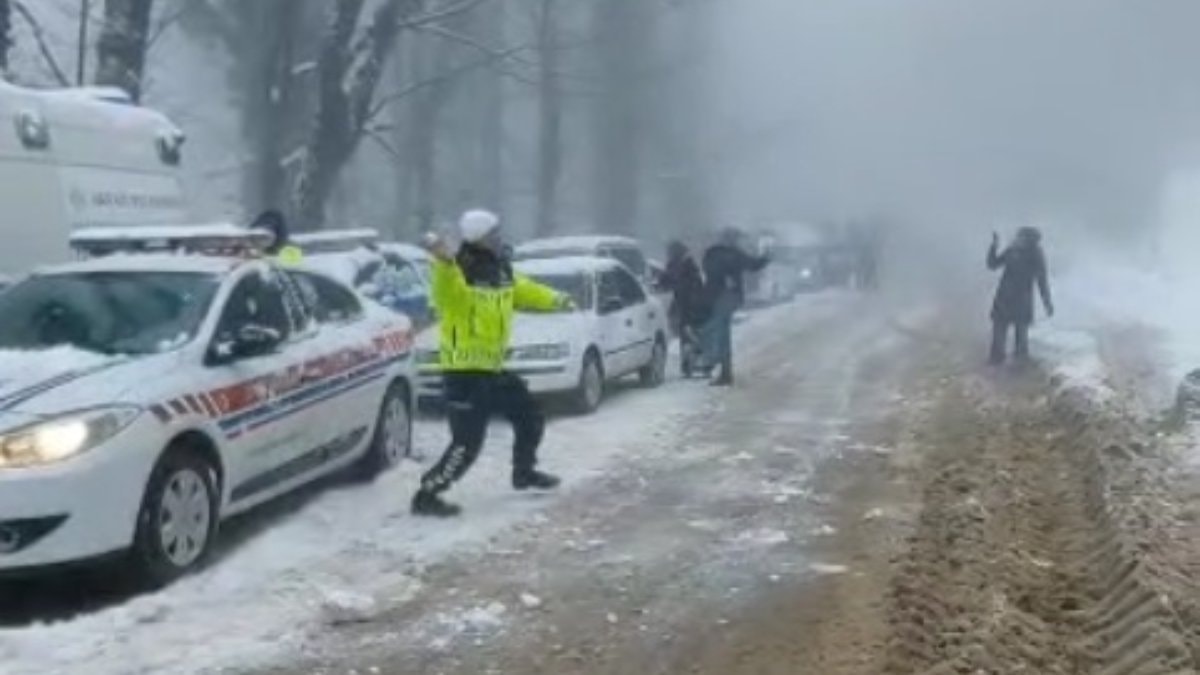 Sakarya’da jandarma ile çocukların yürekleri ısıtan kar topu savaşı