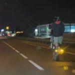 Sakarya’da tehlikeli şov: Motosikletli trafikte tek teker üzerinde ilerledi